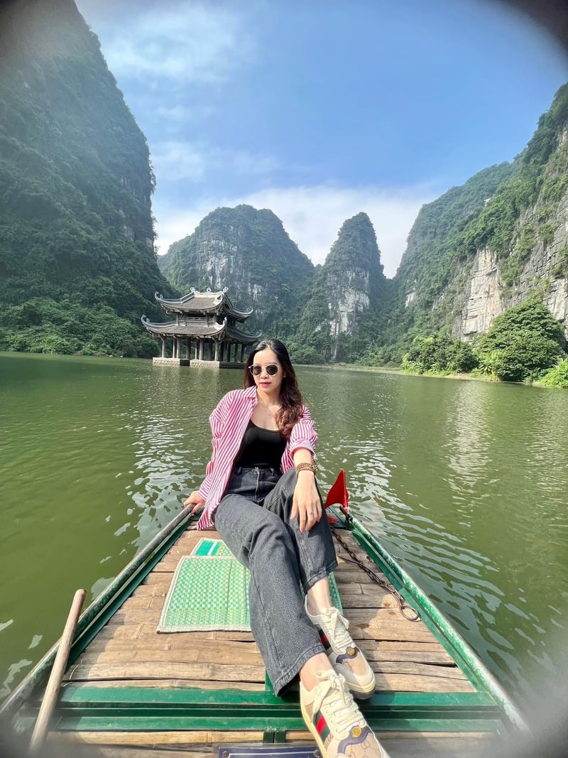 Quần jean phối áo hai dây và sơ mi