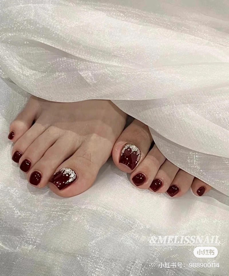 Mẫu móng chân đẹp cho da ngăm màu nude