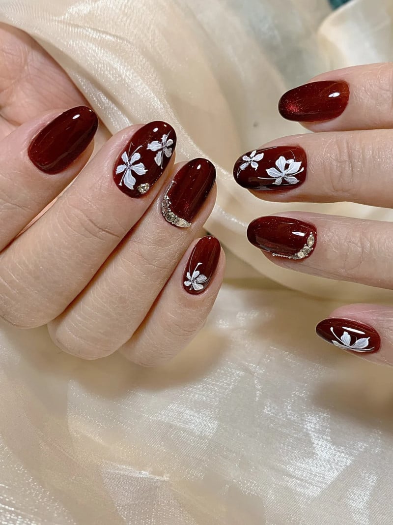 Mẫu nail màu đỏ đô họa tiết bông hoa nail đỏ đô họa tiết bông hoa