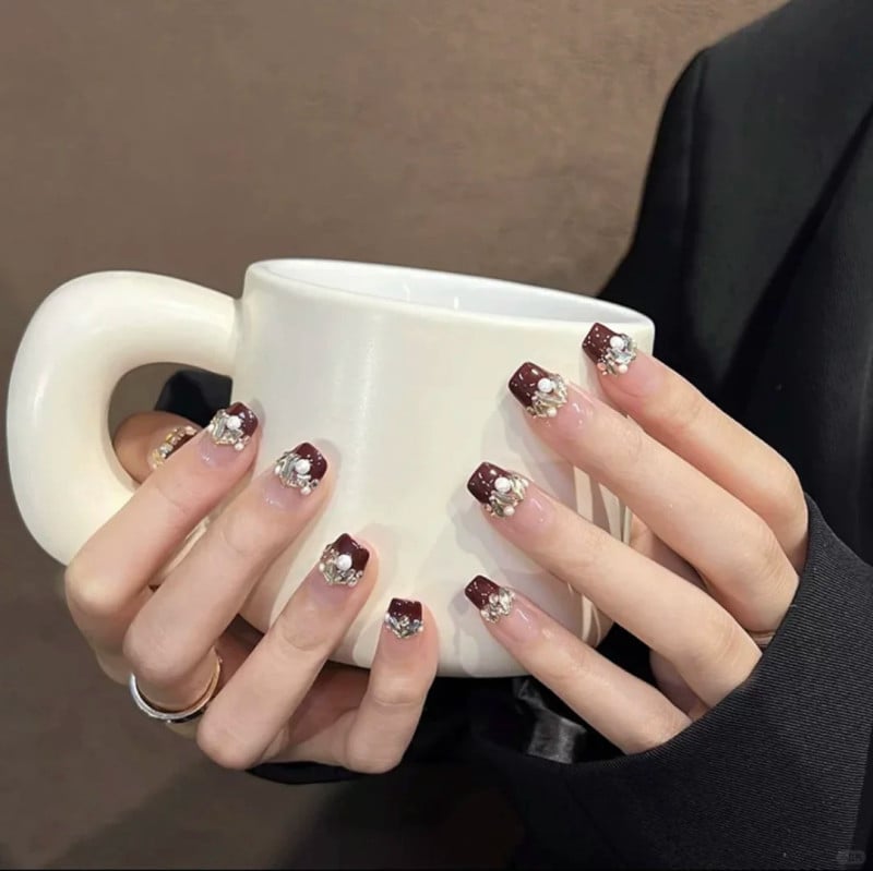 Mẫu nail đỏ đô đính đá hạt ngọc nail đỏ đô đính đá hạt ngọc