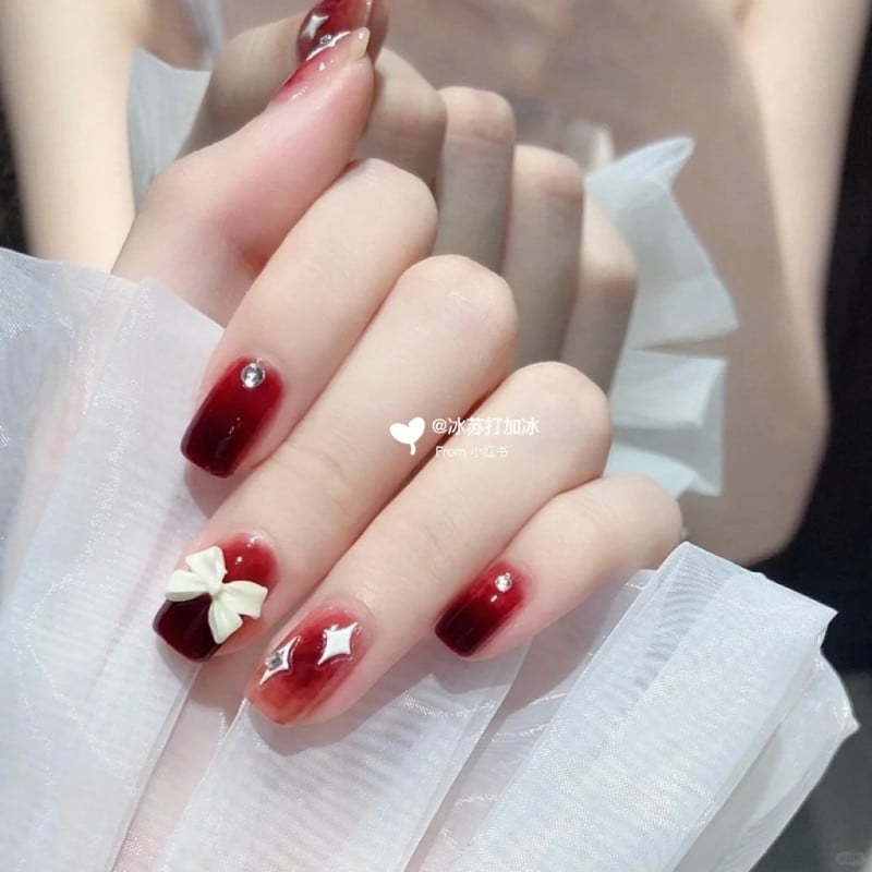 Mẫu nail đỏ đô đính charm nơ nail đỏ đô đính charm nơ