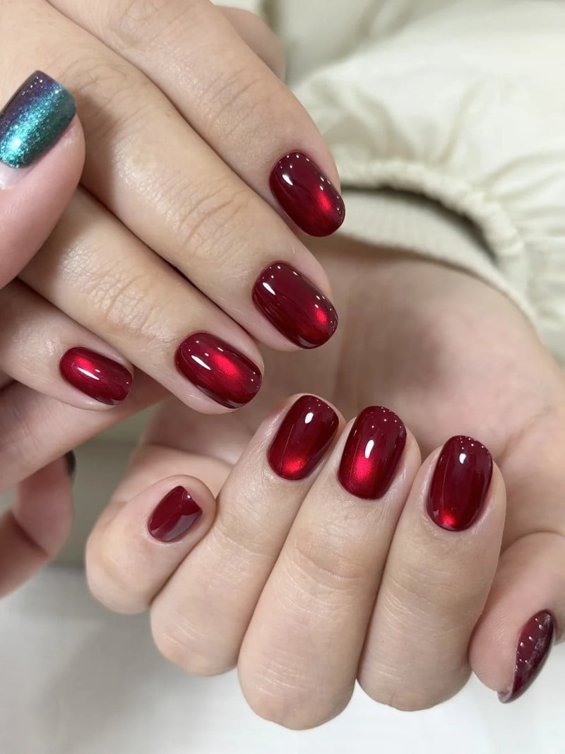 Mẫu nail màu đỏ đô hiệu ứng mắt mèo nail đỏ đô hiệu ứng mắt mèo