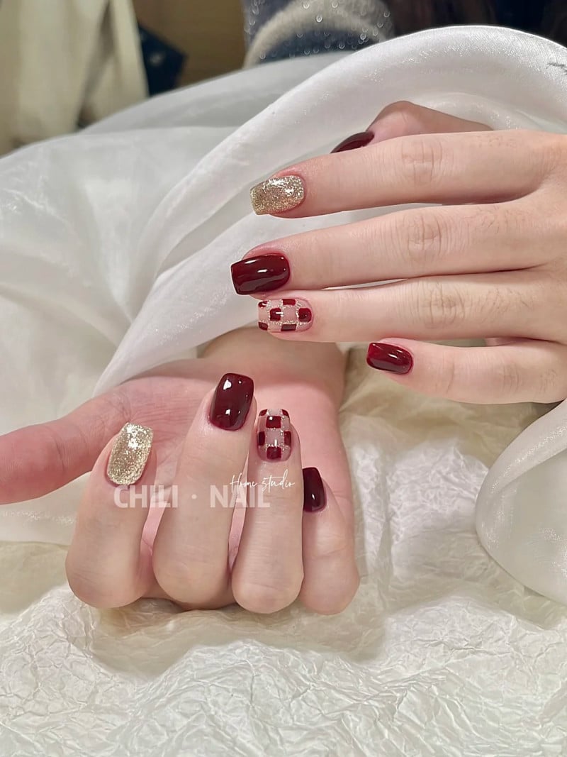 Sơn móng màu đỏ đô kẻ ô sơn móng đỏ đô kẻ ô