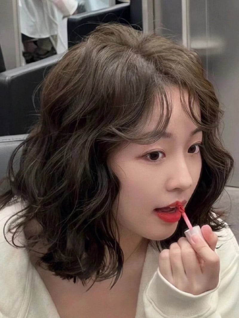 ngan-layer-cho-mat-tron-cardina-2-jpg_d5c597bcde214e05970abb81fea8dca8 tóc ngắn layer xoăn lơi cho mặt tròn