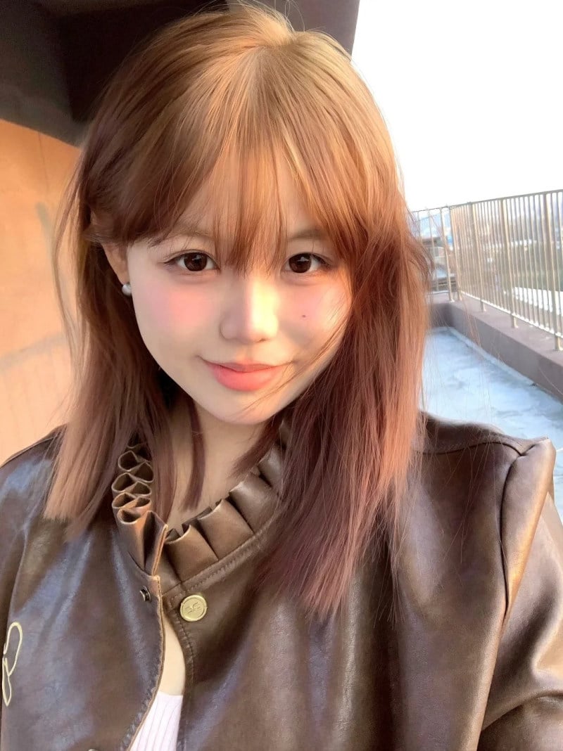 tóc ngắn layer nhuộm màu sáng cho mặt tròn