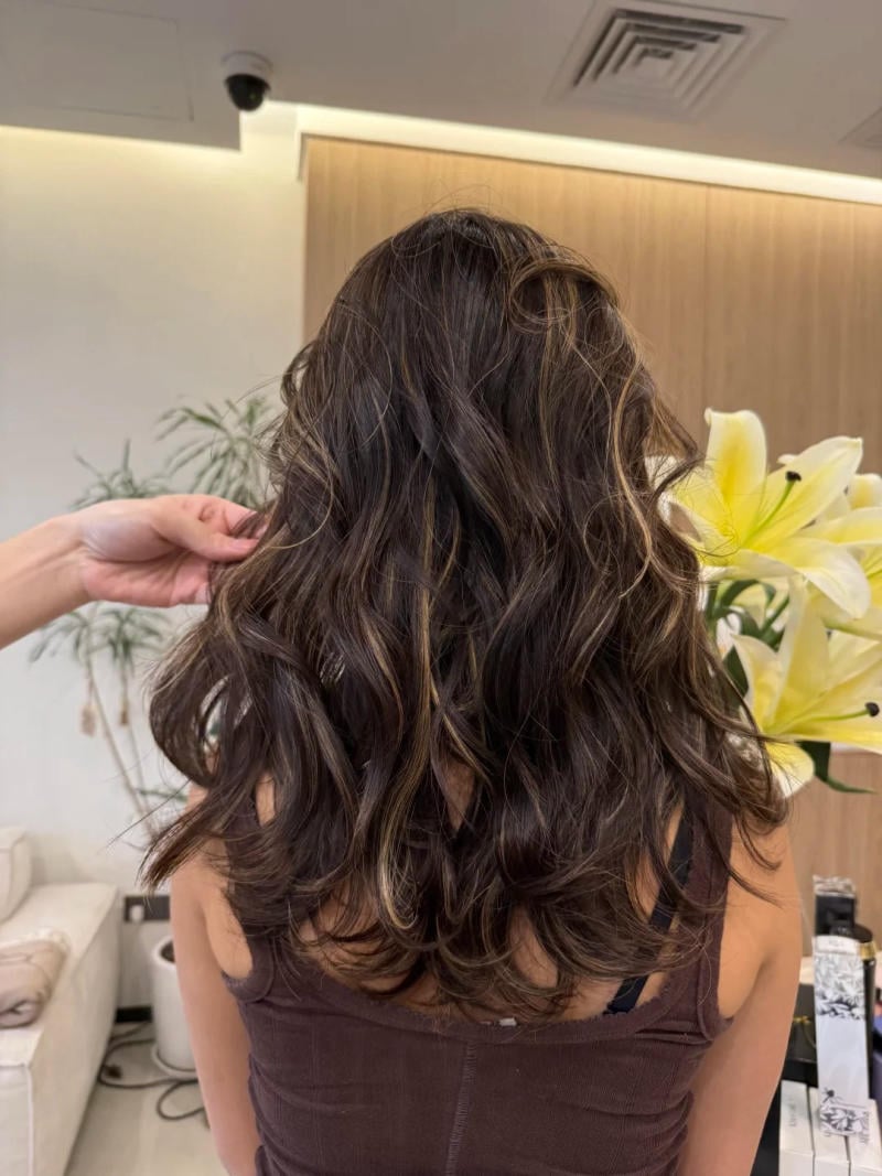 tóc xoăn lơi ngang vai