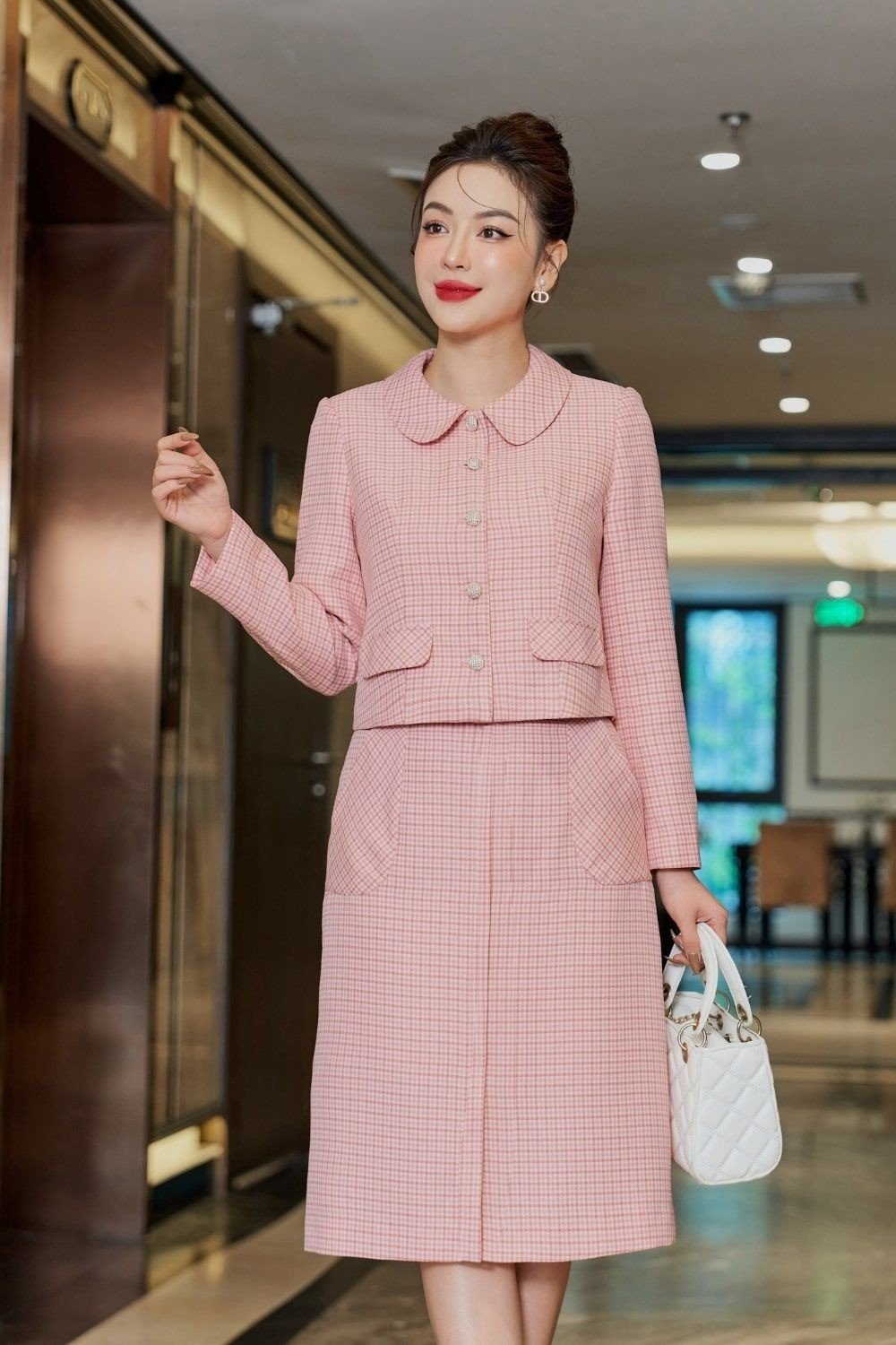 outfit-chat-da-tweed__11__3e80123be8aa4dae99266e88920aaa92 Set áo khoác cổ sen và chân váy dạ tweed caro hồng ngọt ngào