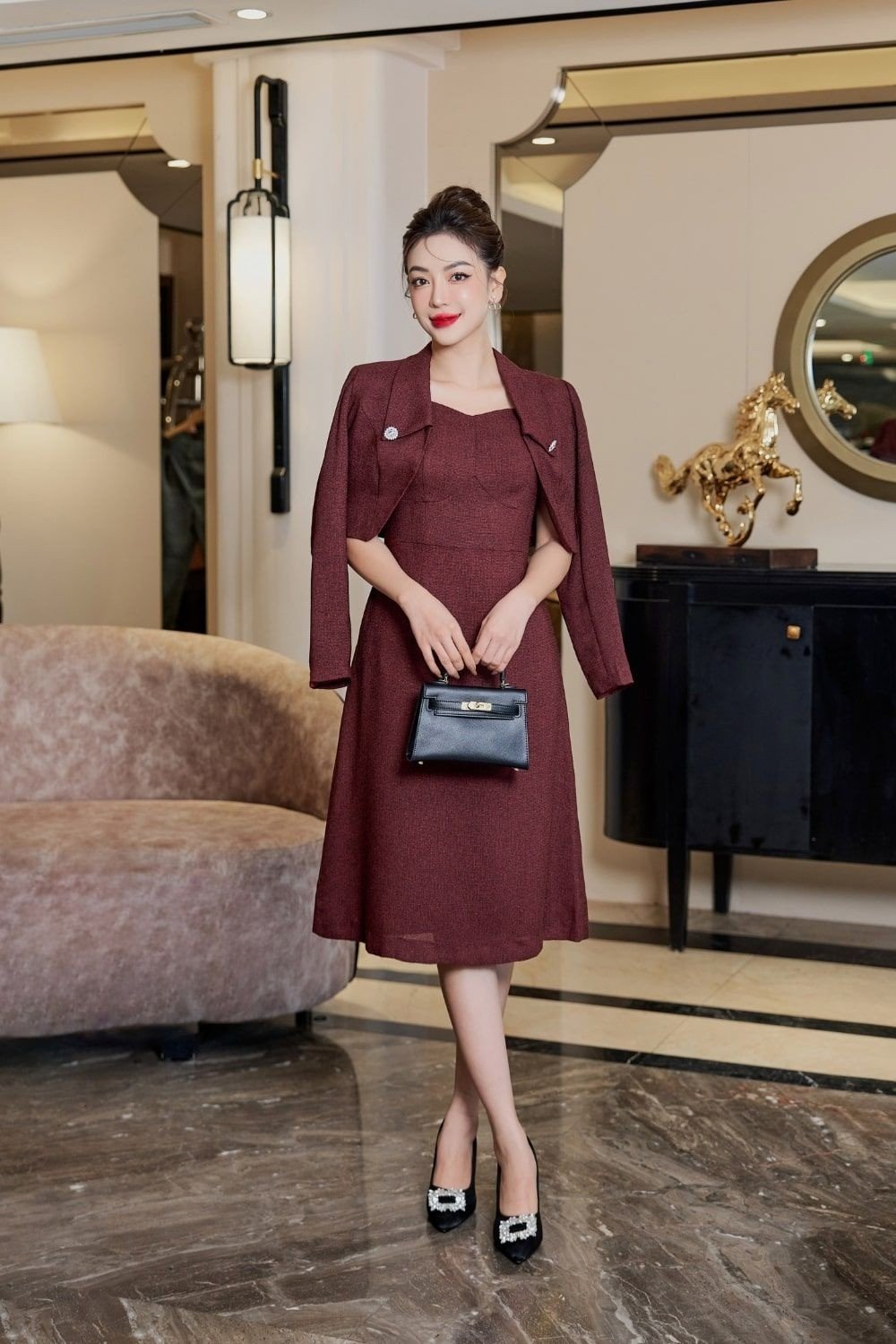 outfit-chat-da-tweed__13__8962c5f6b2714bb8867c5fe97fe434ea Set đầm cúp ngực và áo khoác dạ tweed đỏ đô quyến rũ