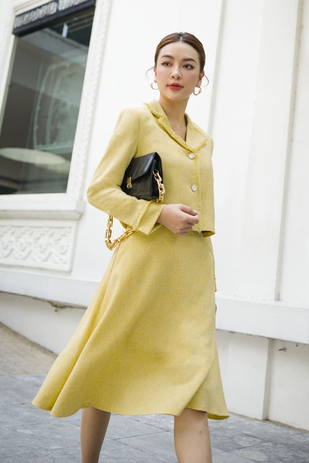 outfit-chat-da-tweed__2__90701748d10244b082cc3d7a420d40d0 Set áo khoác lửng và chân váy midi dạ tweed màu vàng chanh thanh lịch