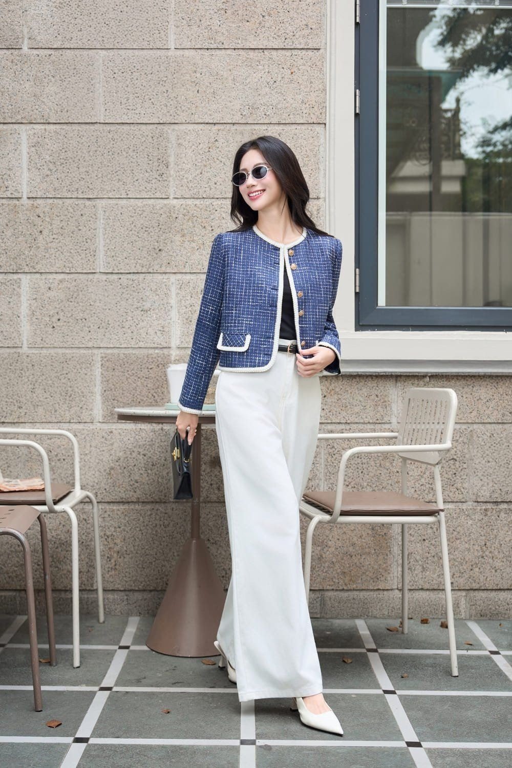 outfit-chat-da-tweed__4__f08cee0cc3934ad5b161dc1e5abd41be Áo khoác dạ tweed xanh dương viền trắng phối cùng quần ống rộng