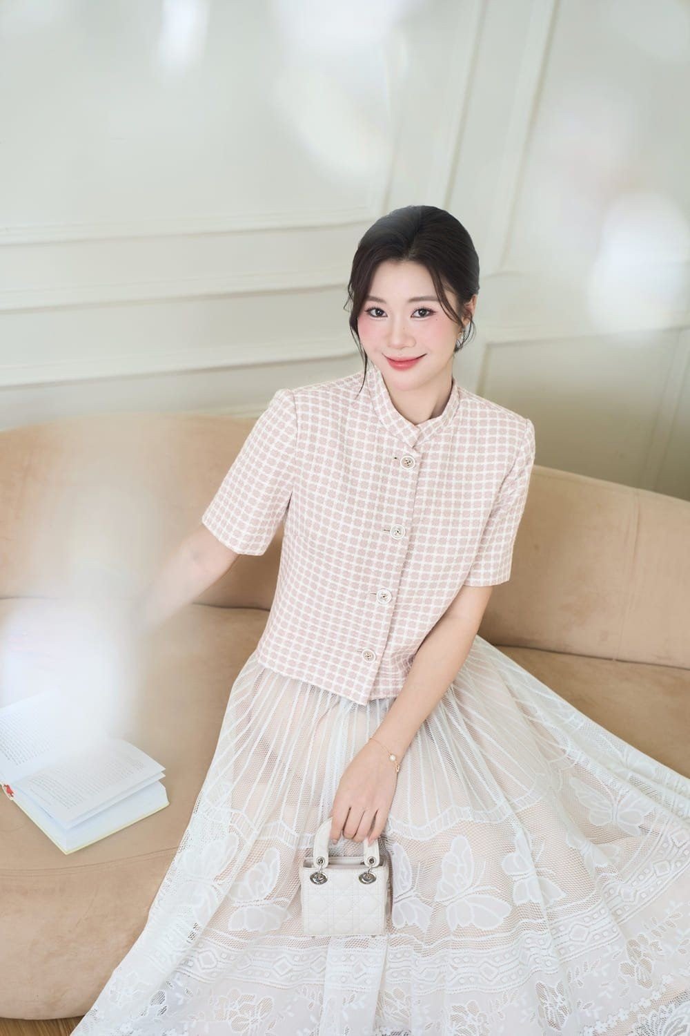 outfit-chat-da-tweed__5__9cabd79e2f5b41a49f8129fe7be135c0 Áo khoác tweed cộc tay caro hồng phối cùng chân váy ren nữ tính