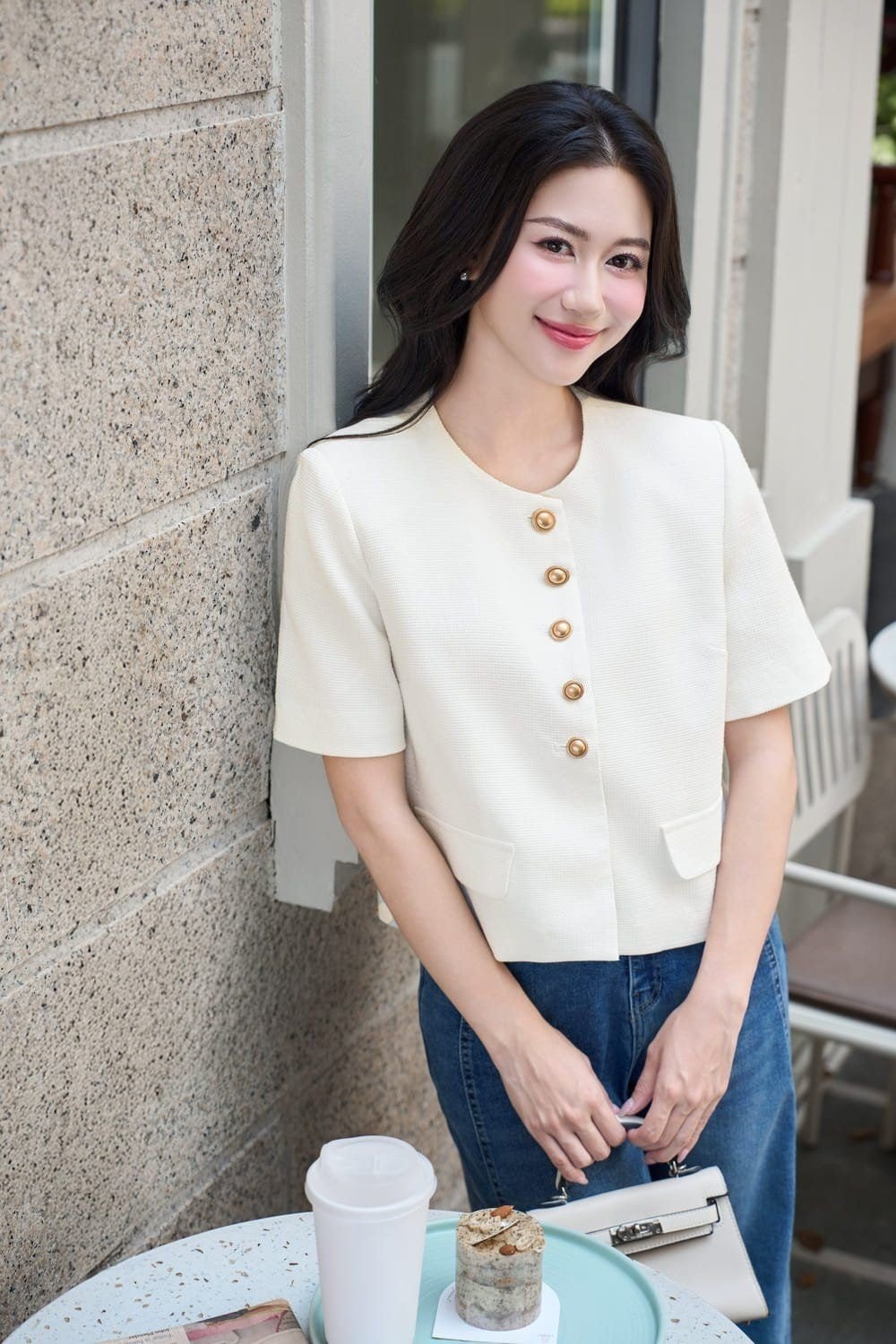 outfit-chat-da-tweed__6__00cb667de50a4f51aa022e885b7a58f2 Áo khoác tweed cộc tay trắng kem phối năng động với quần jeans