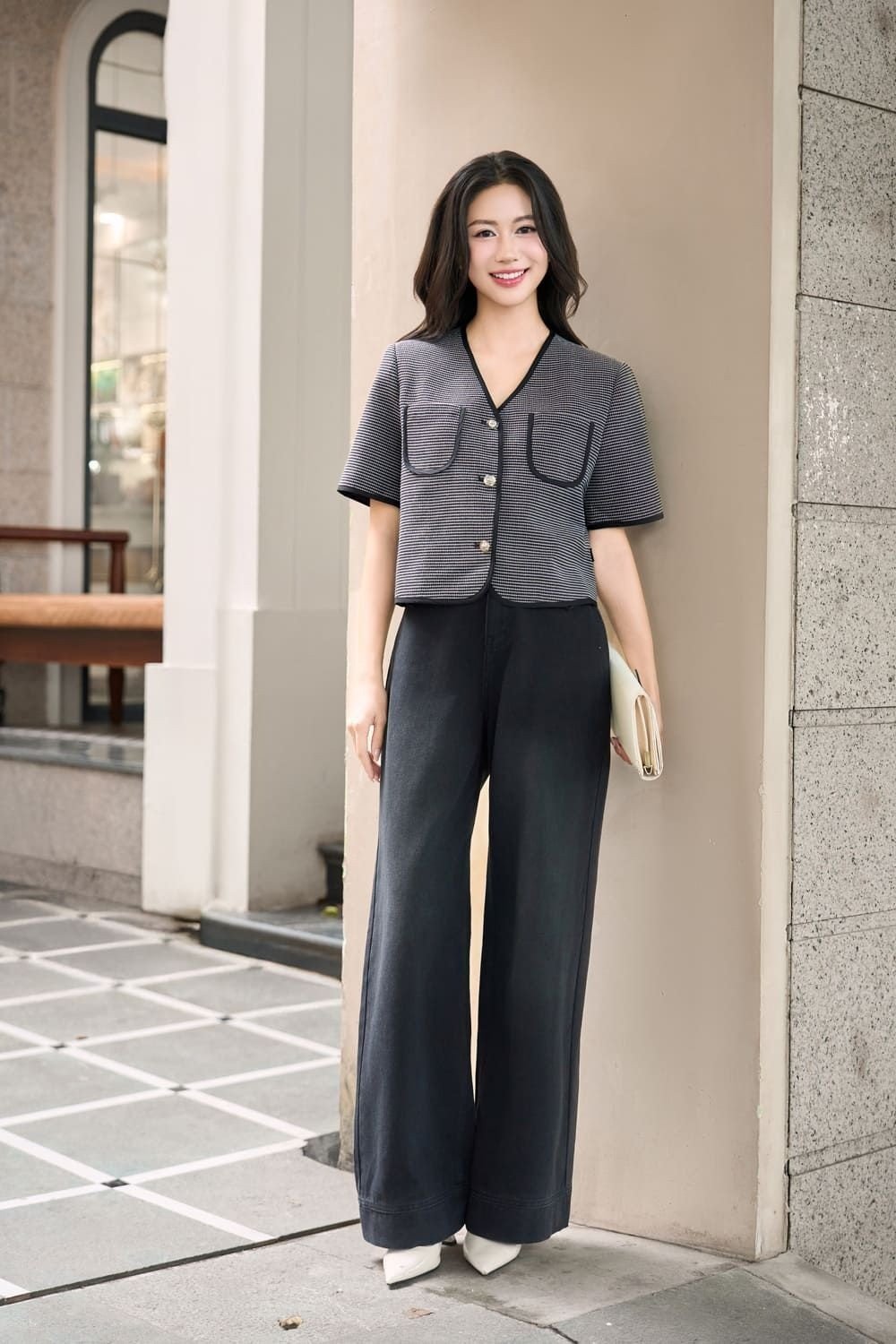 outfit-chat-da-tweed__7__29baea714d2a44ceb664e4f2bf31157f Áo khoác tweed cộc tay cổ V màu ghi phối ton-sur-ton với quần đen