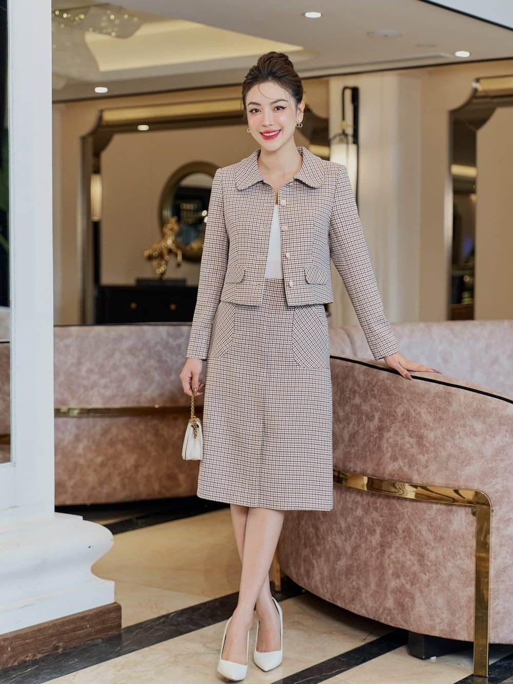 outfit-chat-da-tweed__8__4f79566c6868499fbadc890f3f5cb45f Set áo khoác và chân váy bút chì dạ tweed kẻ caro nâu thanh lịch