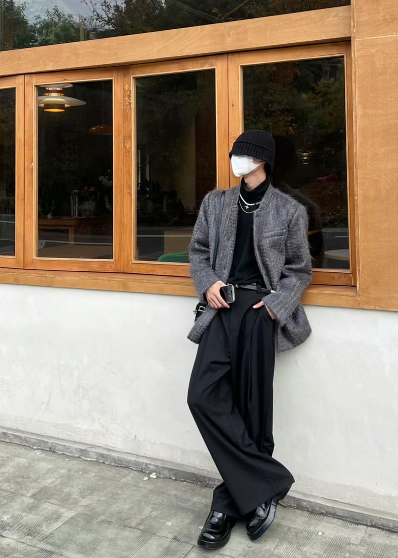 phoi-do-voi-ao-len-co-lo-nam__20__339fd45c528e4252a99197a15499b036 Áo len cổ lọ và quần vải ống rộng