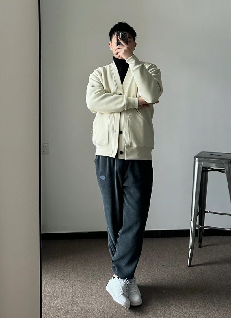 phoi-do-voi-ao-len-co-lo-nam__5__205c93320c954ff983ca8db3e041eb36 Áo len cổ lọ và quần nỉ thể thao