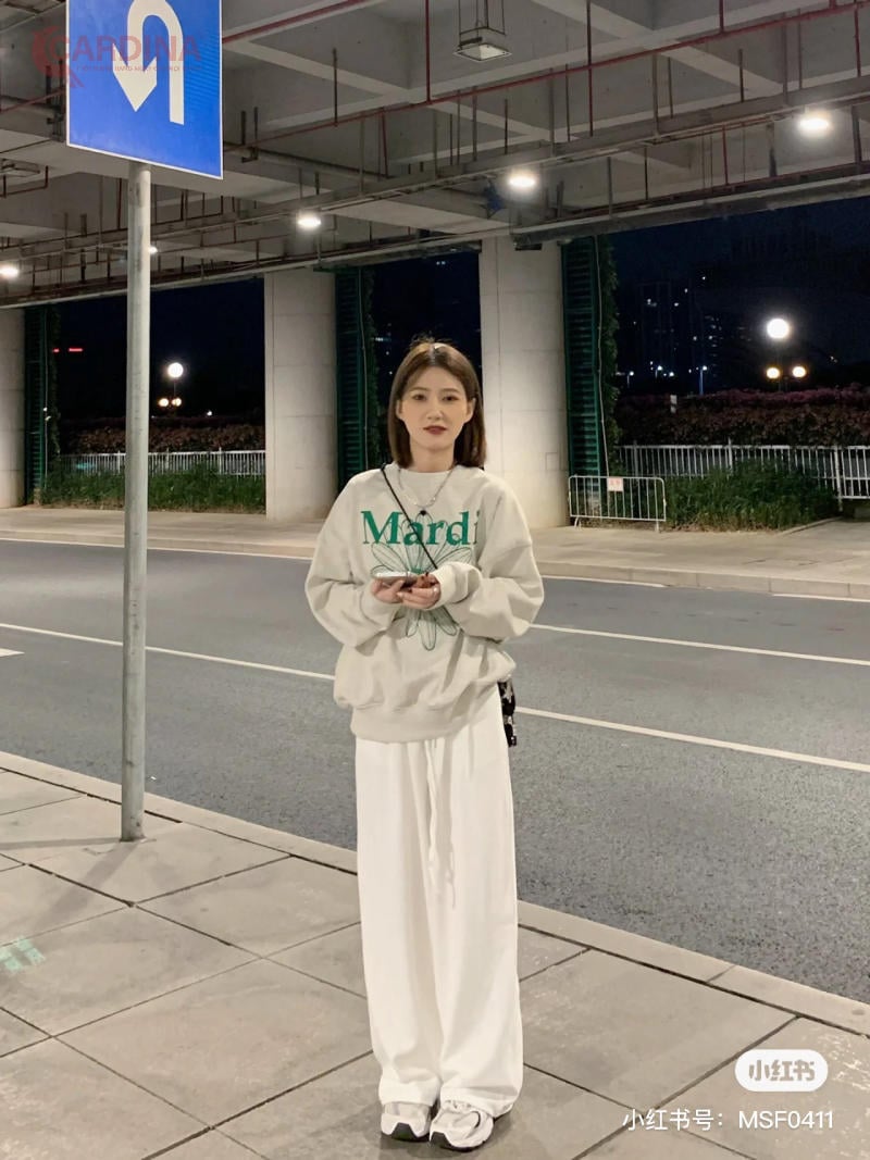 Quần tây ống rộng trắng phối cùng áo sweater