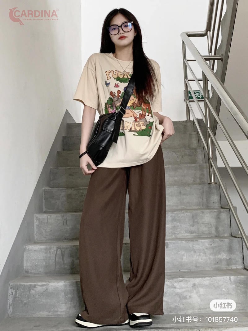 Phối áo phông với quần tây ống rộng nữ