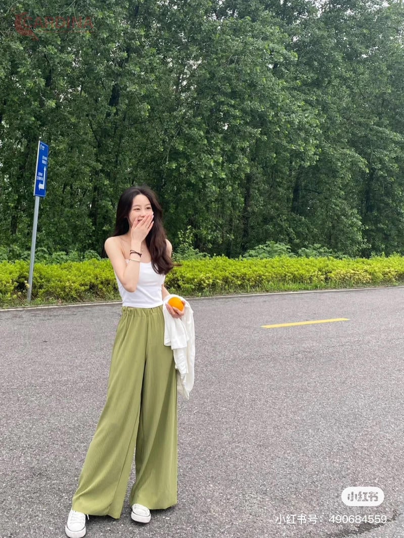 Quần tây ống rộng màu xanh bơ phối cùng áo ống