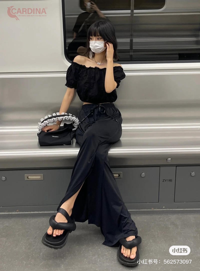 Quần tây đen ống rộng mix cùng áo trễ vai