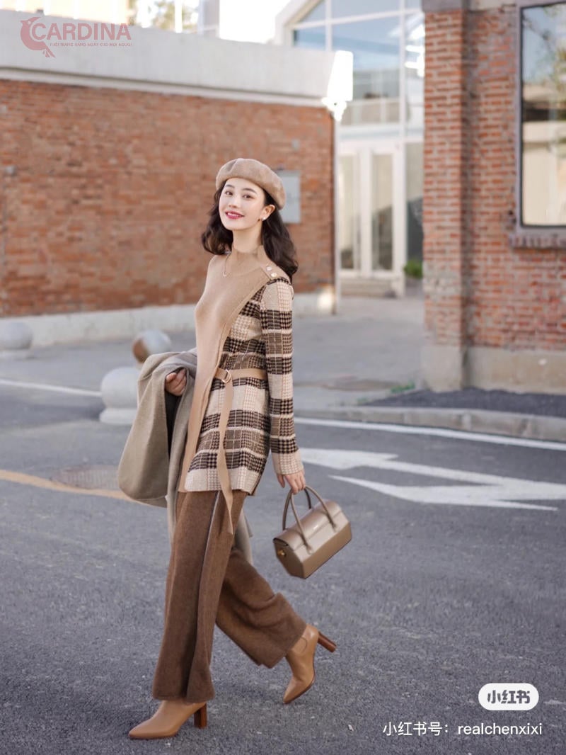 Quần tây ống rộng tone nâu và boot mũi nhọn