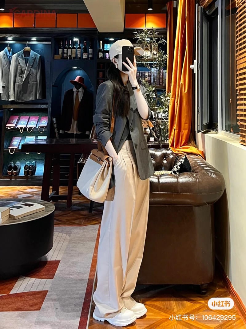 Quần tây ống rộng nam nữ mang giày thể thao