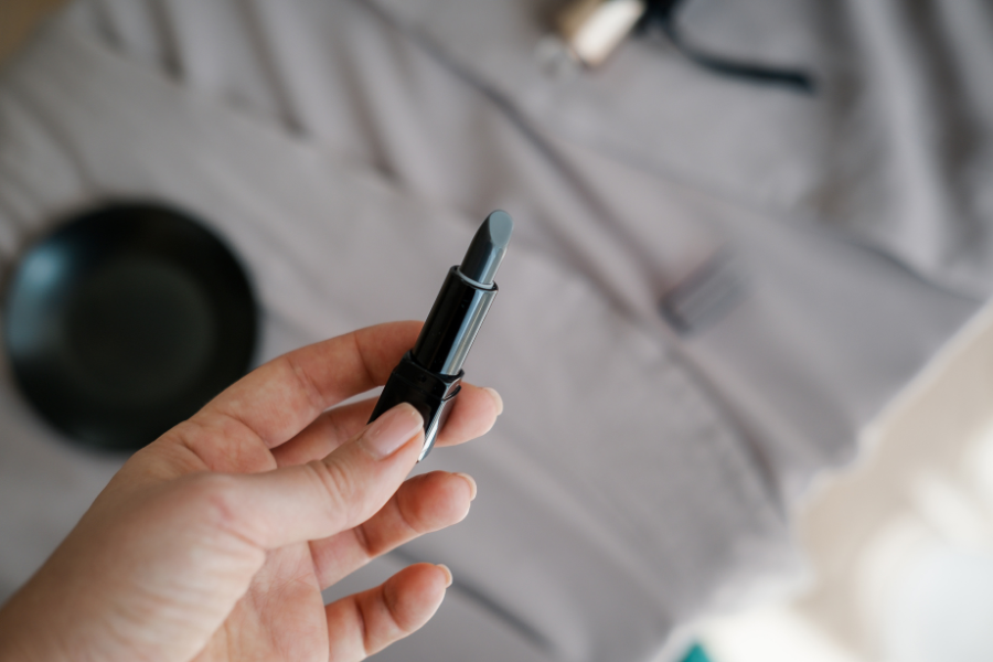 Những lưu ý khi sử dụng son môi đen