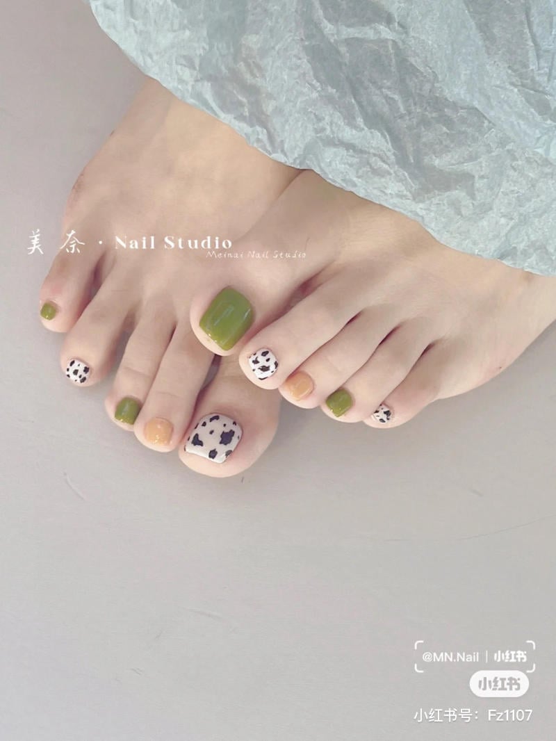 Mẫu móng chân đẹp cho da vàng màu xanh lá