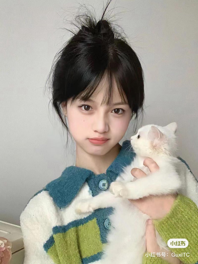 tóc mái thưa buộc cao