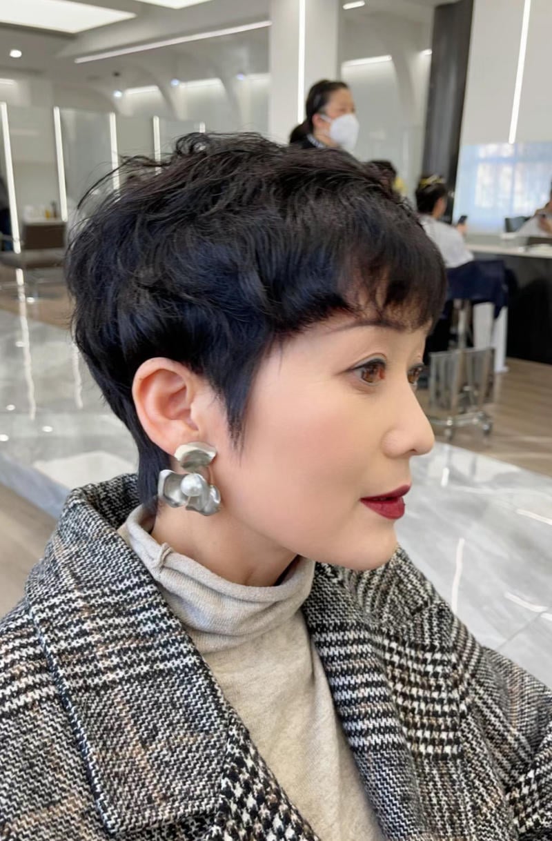 toc-xoan-ngan-cho-nu-trung-nien__32__c1df60caf4a245a7b2c8ea182e43ebff Kiểu tóc tém uốn xoăn nữ trung niên