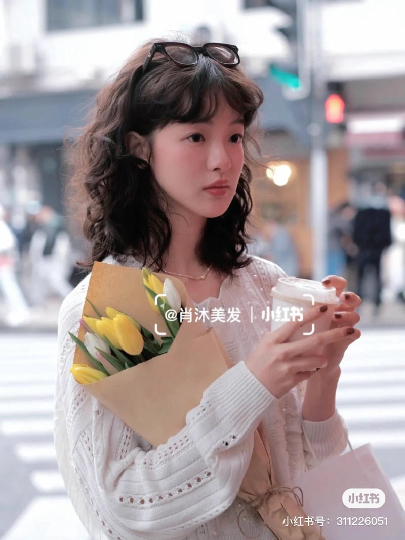 tóc xoăn sóng lơi ngang vai