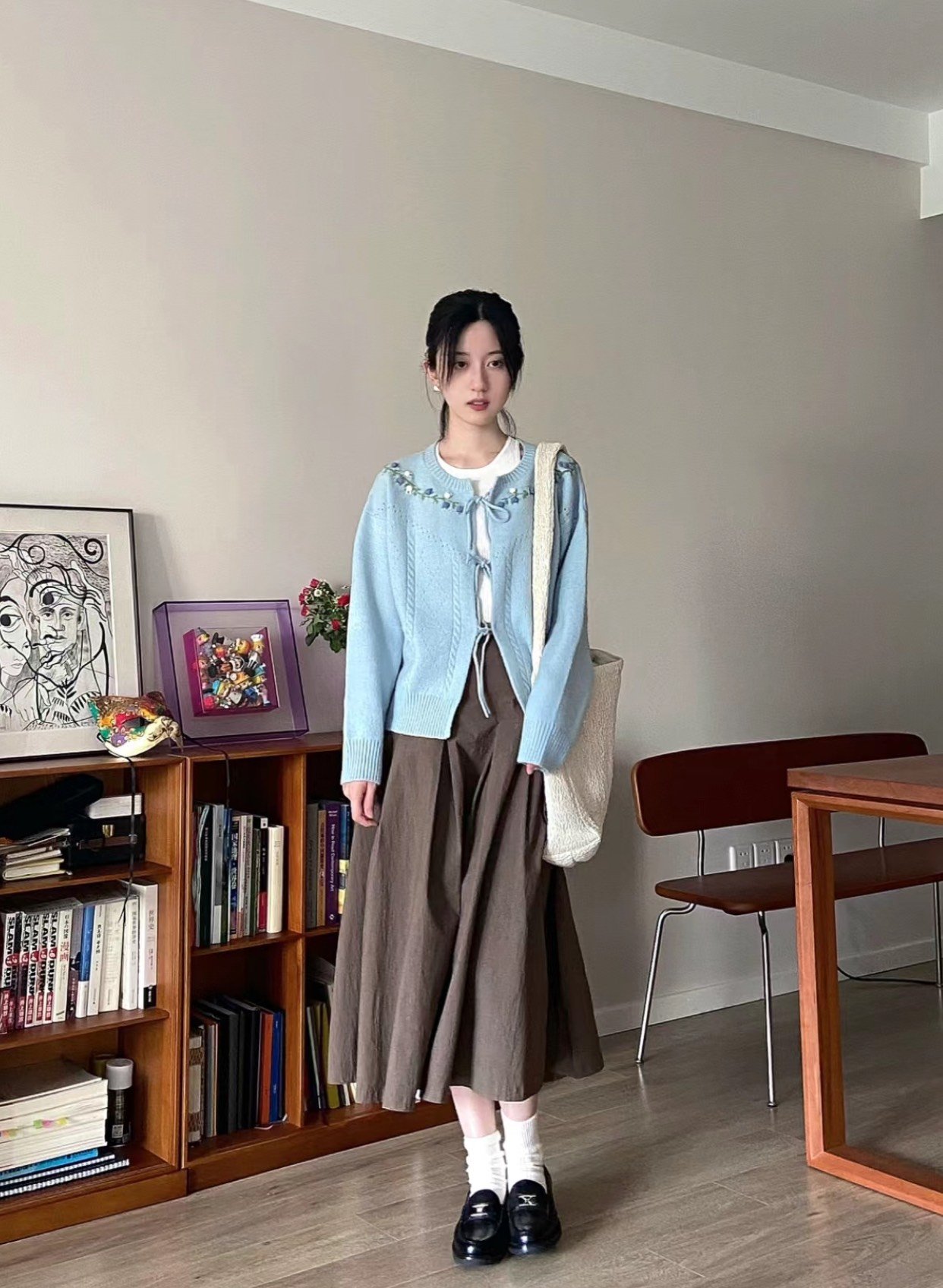 quần nâu áo len xanh dương Quần nâu phối áo len xanh dương nhạt