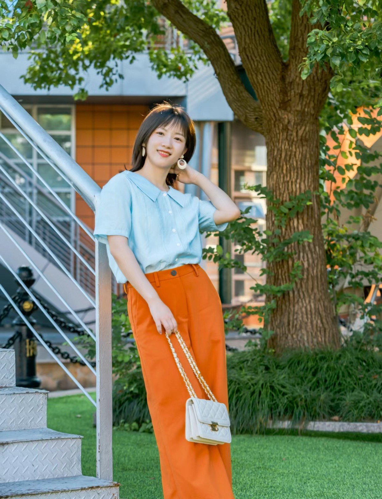 xanh dương nhạt cam Trang phục xanh dương nhạt phối cùng chi tiết màu cam