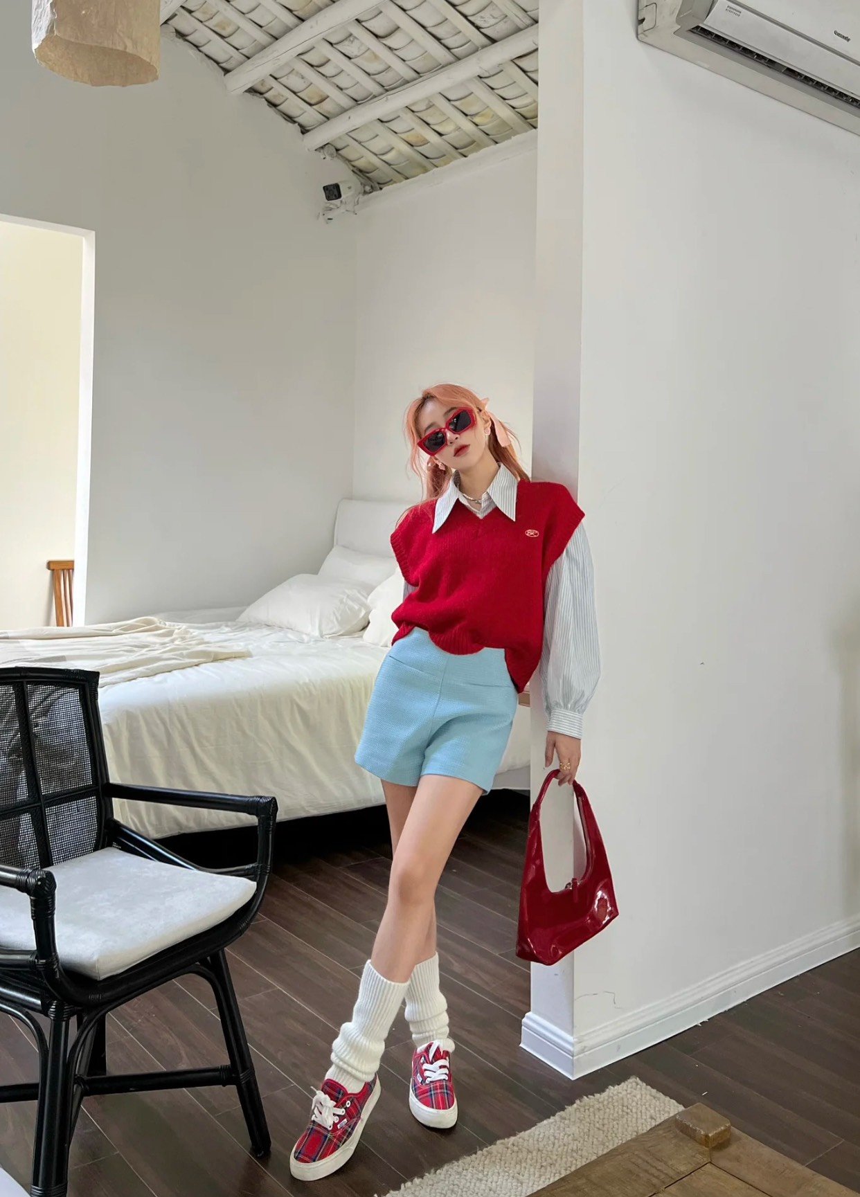 sơ mi xanh dương nhạt chân váy đỏ Áo sơ mi xanh dương nhạt phối chân váy đỏ