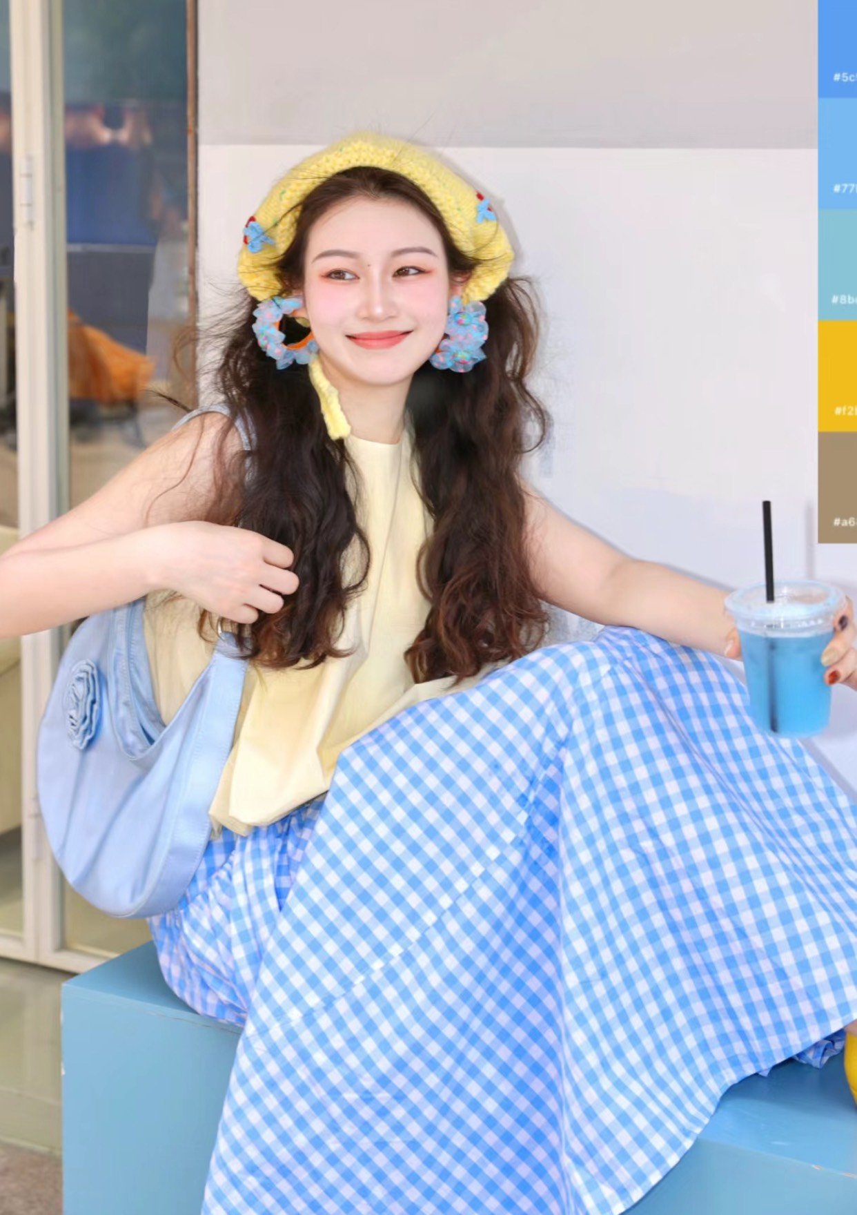 váy xanh dương nhạt phối vàng Váy xanh dương nhạt phối cùng phụ kiện màu vàng