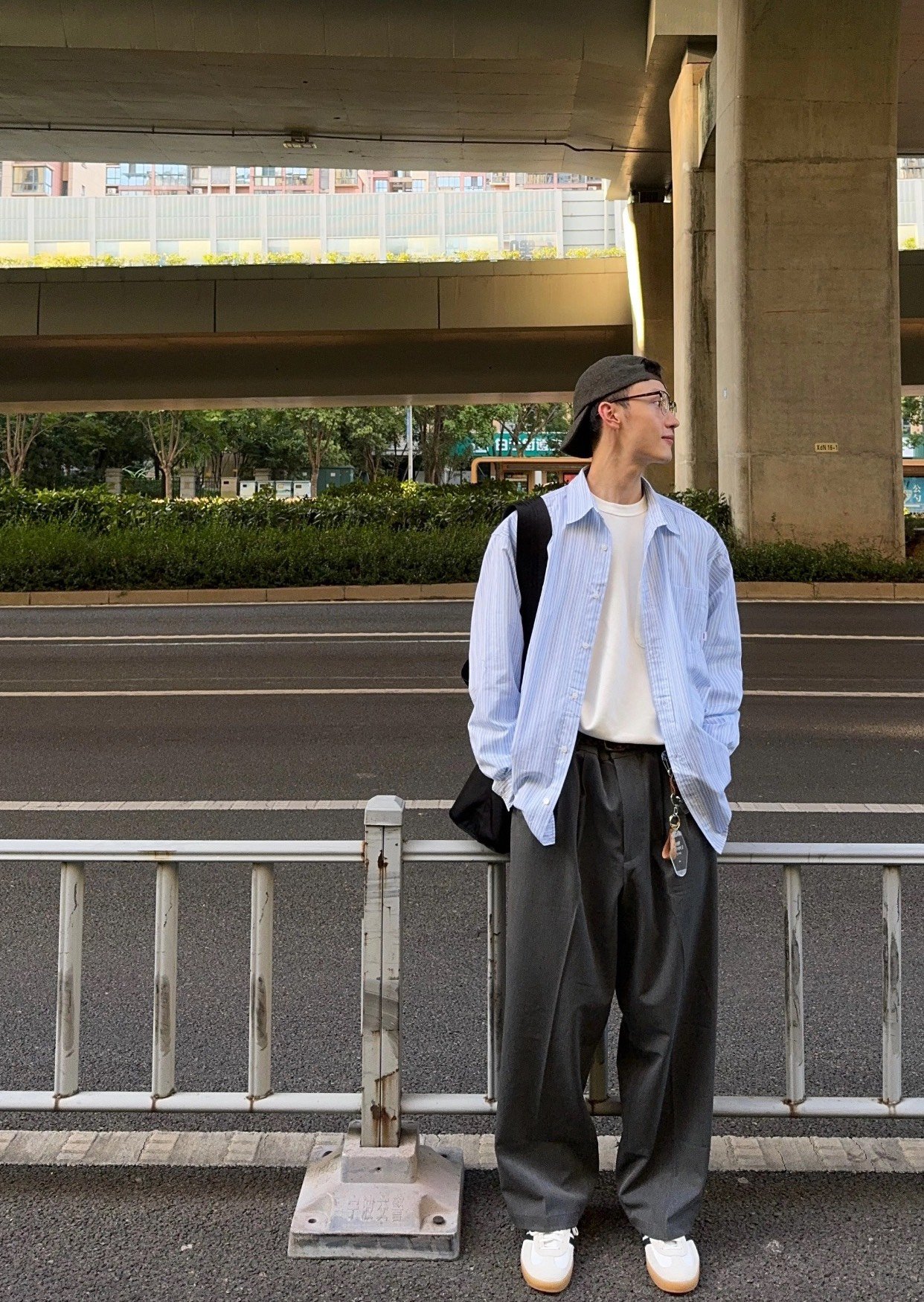 sơ mi nam xanh dương nhạt quần đen Áo sơ mi nam xanh dương nhạt phối quần tây đen