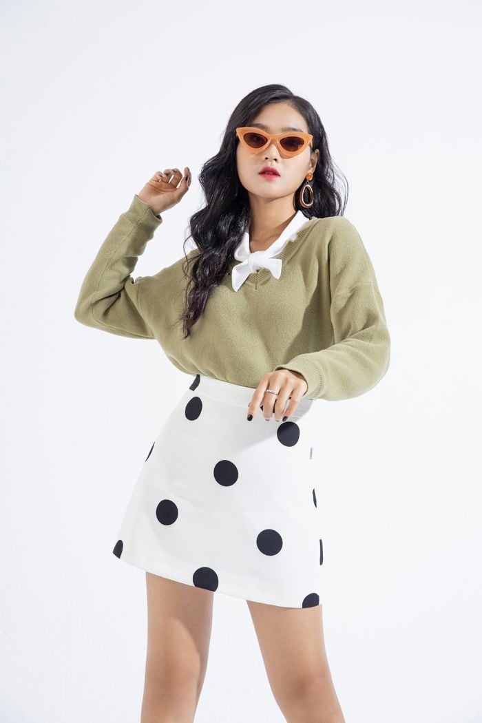 Chân váy chấm bi đen trắng + Áo len mỏng