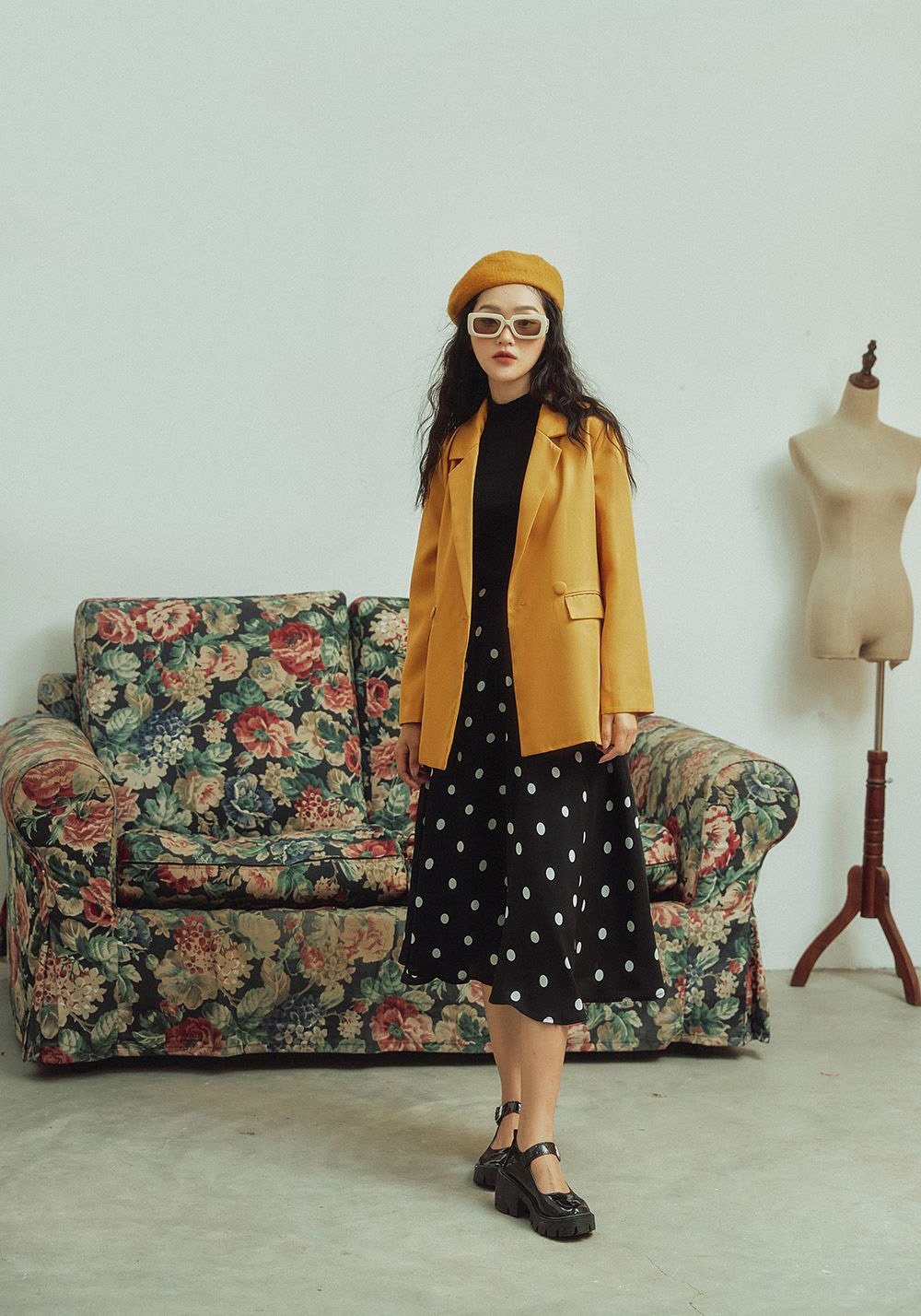 Chân váy chấm bi đen trắng + Áo blazer