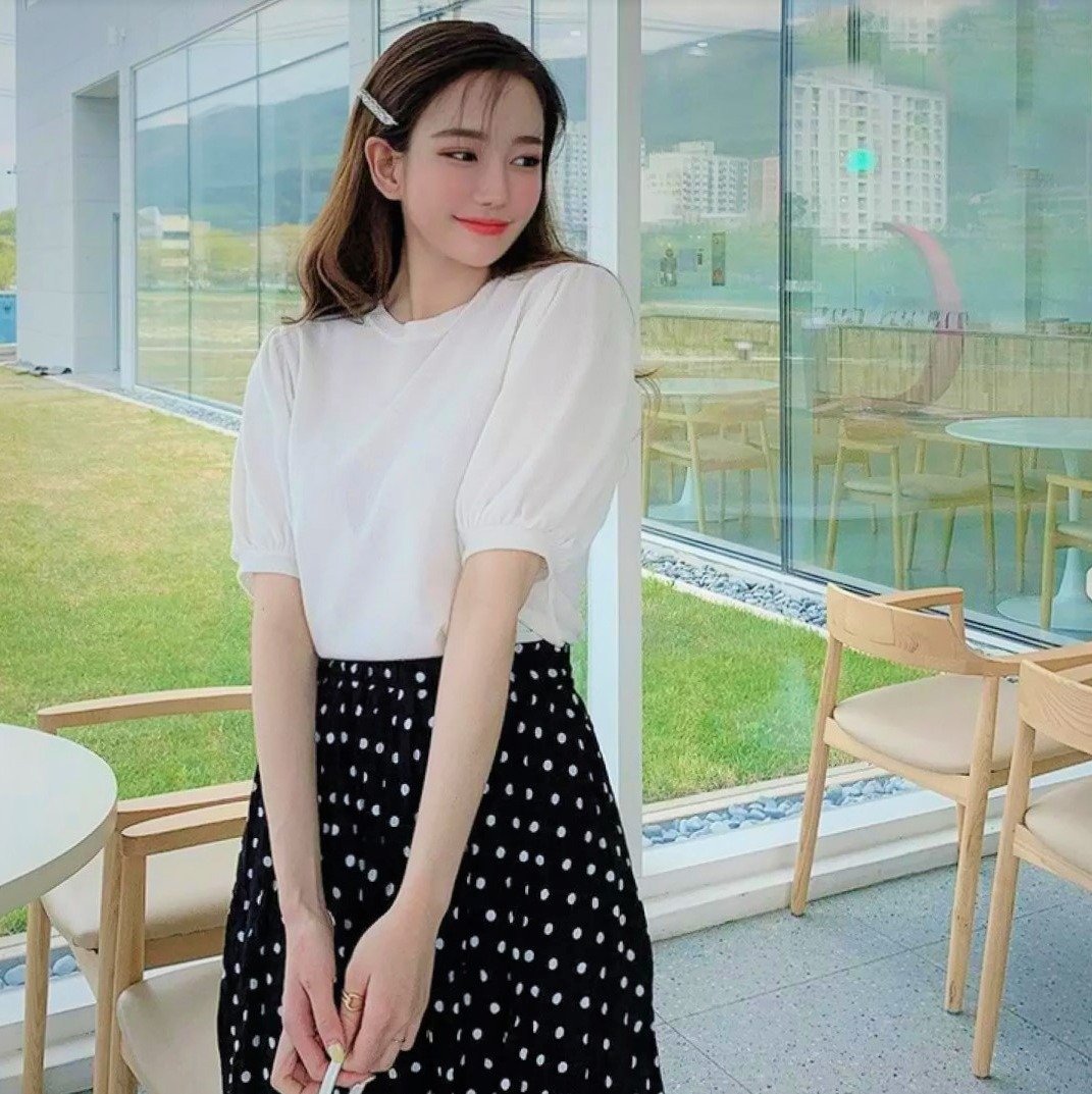 Chân váy chấm bi đen trắng + Áo phông trơn