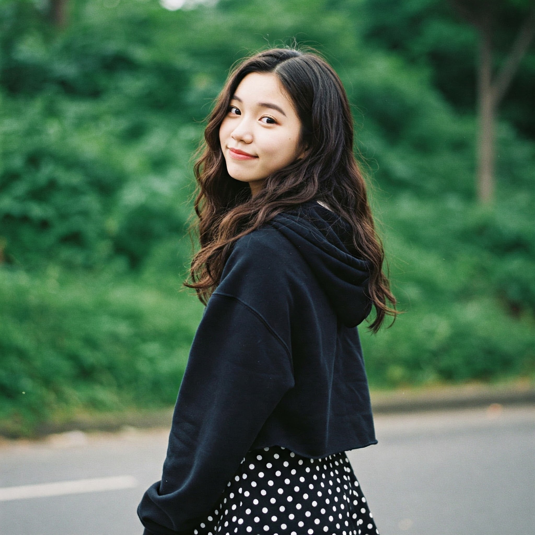 Chân váy chấm bi đen trắng + Áo Hoodie